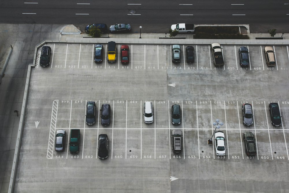 Parkuhr und Parkplatz in der Schweiz